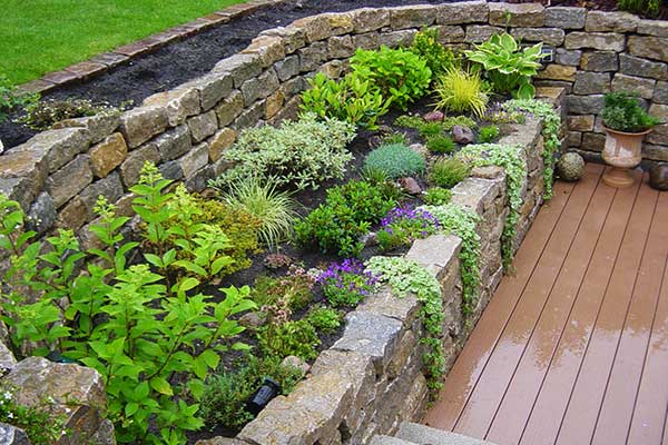 bepflanzte Stufen mit Granitstelen