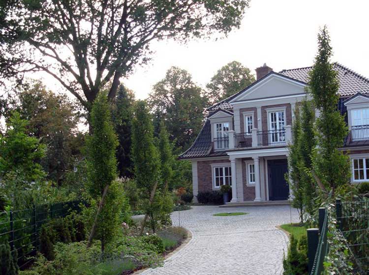 großzügiger Vorgartenbereich