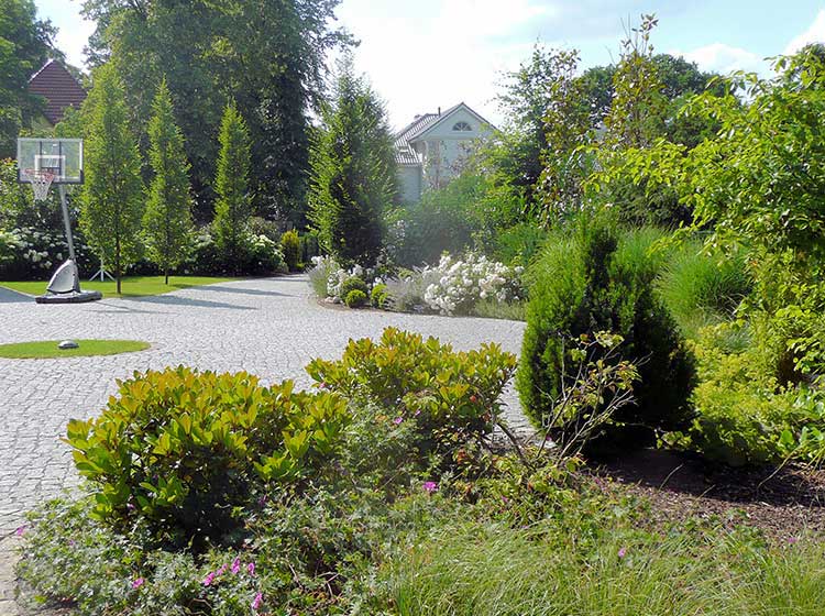 Blick vom Haus in den Vorgarten