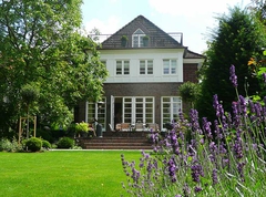 Blick vom Garten auf das Haus