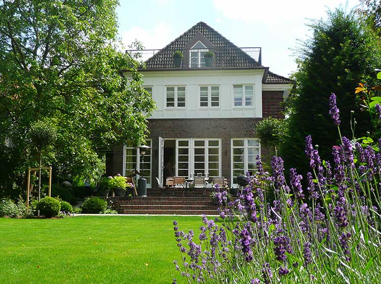 Blick vom Garten auf das Haus