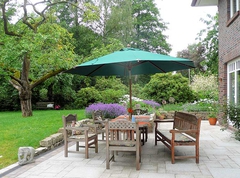 Blick von der Seite auf die Terrasse