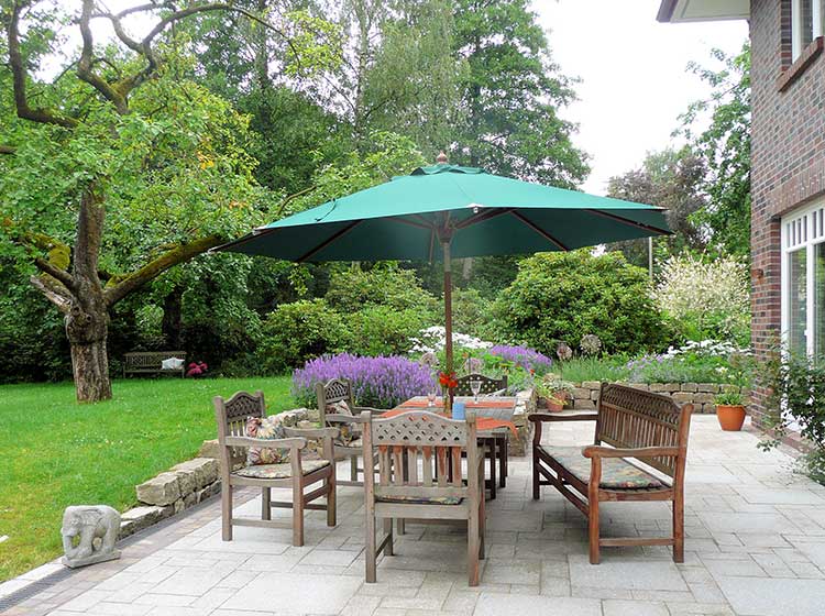 Blick von der Seite auf die Terrasse