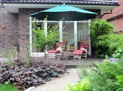 kleine Terrasse mit Relaxliegen