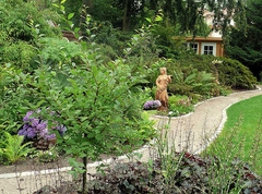 geschwungener Weg mit Statue