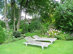 Liegen auf dem Rasen